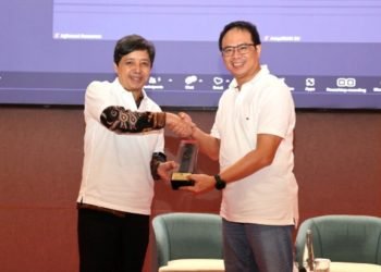 Presiden Direksi PTAR Mualiady Sutio memberikan kenang-kenangan kepada Direktur Teknik dan Lingkungan Minerba dan Kepala Inspektur Tambang Dirjen Minerba Kementerian ESDM Hendra Gunawan usai Talkshow "Seluk Beluk Pertambangan berbasis lingkungan" di Samosir. (IST)