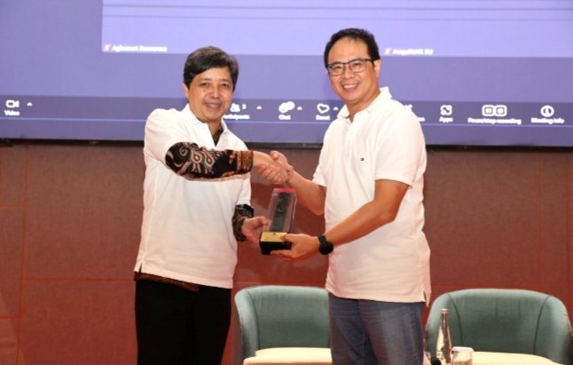 Presiden Direksi PTAR Mualiady Sutio memberikan kenang-kenangan kepada Direktur Teknik dan Lingkungan Minerba dan Kepala Inspektur Tambang Dirjen Minerba Kementerian ESDM Hendra Gunawan usai Talkshow "Seluk Beluk Pertambangan berbasis lingkungan" di Samosir. (IST)