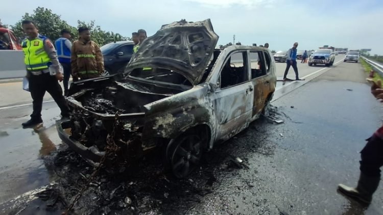 Kondisi Nissan Xtrail yang terbakar di jalan tol. 