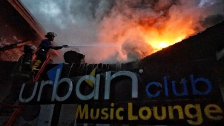 Kafe Urban yang terbakar yang terletak di kawasan Hotel Danau Toba International di Jalan Imam Bonjol Medan.