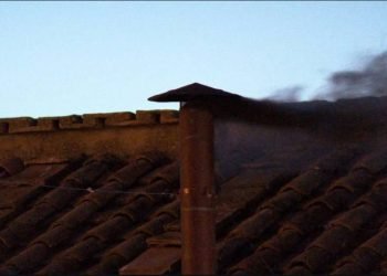 Asap hitam tandai belum ada Paus terpilih pada hari pertama konklaf.