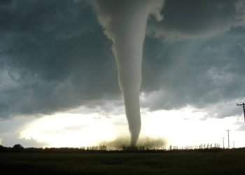 Badai tornado menyerang Missouri dan Kentucky Amerika Serikat serta menewaskan 21 orang. 