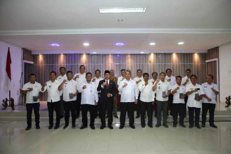 Bupati Jonius lantik 16 pejabat administrator hingga perlengkapi alat komunikasi Camat. 