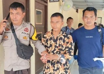 D (tengah), guru agama di salah satu sekolah di Kecamatan Teluk Dalam, Kabupaten Asahan mencabuli enam orang siswa laki-laki. Kini diboyong oleh polisi untuk mempertanggungjawabkan perbuatannya, Sabtu (3/5/2025).