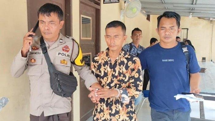 D (tengah), guru agama di salah satu sekolah di Kecamatan Teluk Dalam, Kabupaten Asahan mencabuli enam orang siswa laki-laki. Kini diboyong oleh polisi untuk mempertanggungjawabkan perbuatannya, Sabtu (3/5/2025).