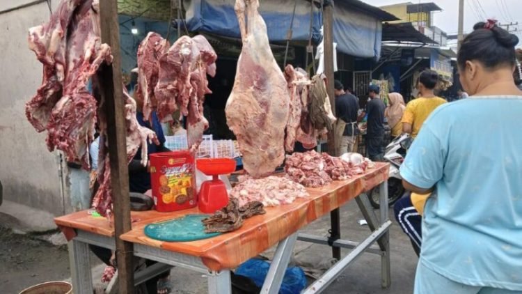 Daging sapi yang dijual di pasar Medan. 