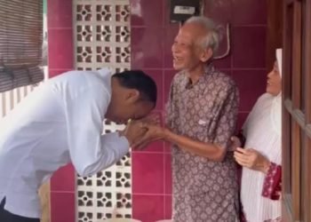Jokowi berjabat tangan dengan dosen pembimbing di UGM.