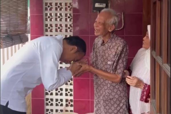 Jokowi berjabat tangan dengan dosen pembimbing di UGM.