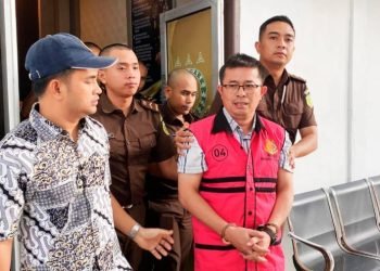 Kemurahan Waruwu mengenakan baju tahanan.