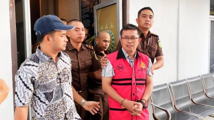 Kemurahan Waruwu mengenakan baju tahanan.