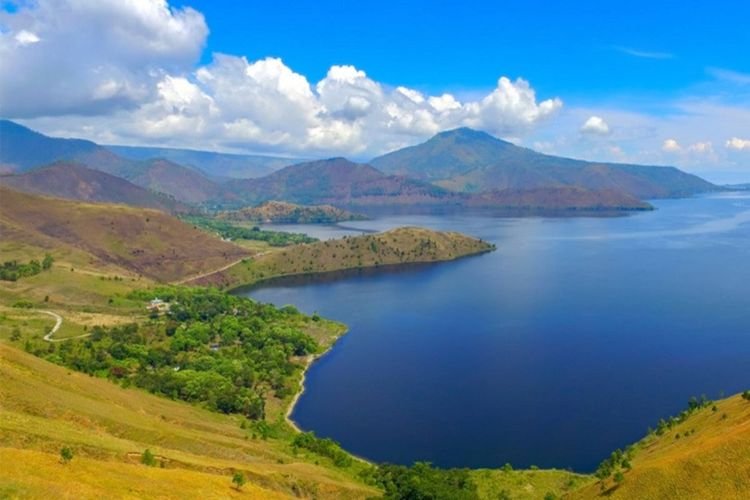 Salah satu spot keindahan alam Danau Toba.