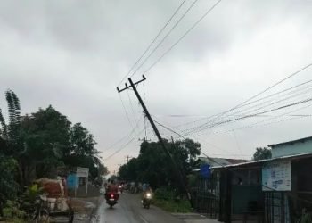 Tiang listrik nyaris tumbang di Kota Medan akibat hujan disertai angin kencang. 