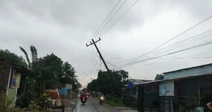 Tiang listrik nyaris tumbang di Kota Medan akibat hujan disertai angin kencang. 