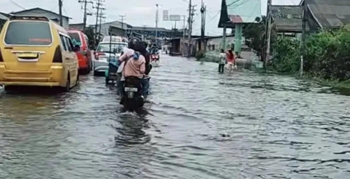Air menggenangi Jalan KL Yos Sudarso simpang Sicanang Kecamatan Medan Belawan yang merupakan jalan utama masuk ke Pelabuhan Belawan. 