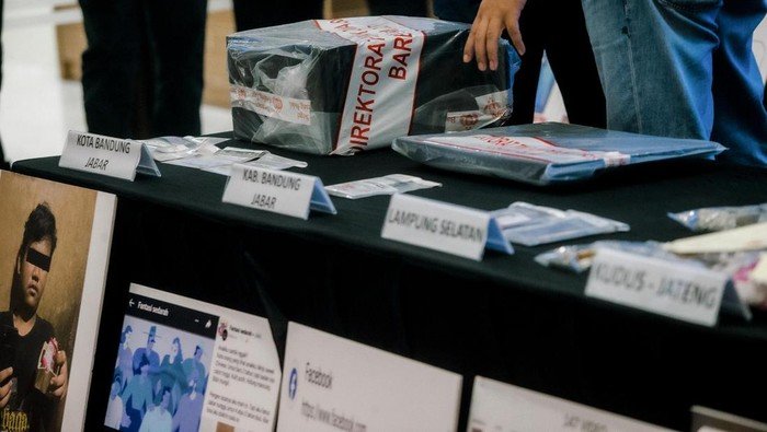 Barang bukti terkait kasus grup FB 'Fantasi Sedarah' yang berubah menjadi 'Suka Duka'.