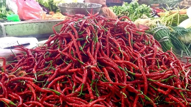 Pedagang cabai merah di Pasar Petisah Medan.