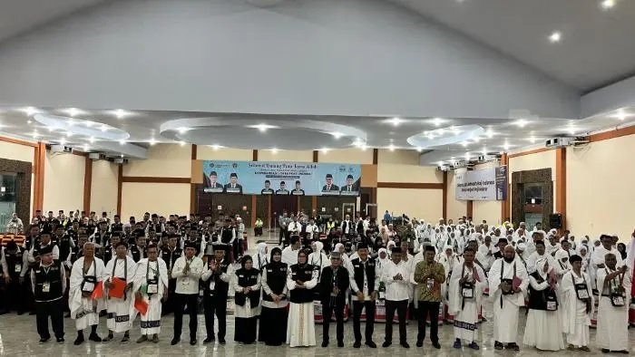Pelepasan 104 jemaah calon haji asal Sumut yang tergabung di Kloter 24 di UPT Asrama Haji Embarkasi Medan, Jumat (30/5/2025). 