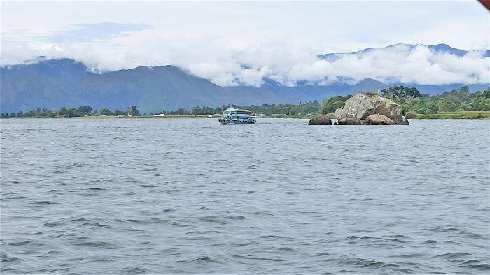Kondisi permukaan Danau Toba.
