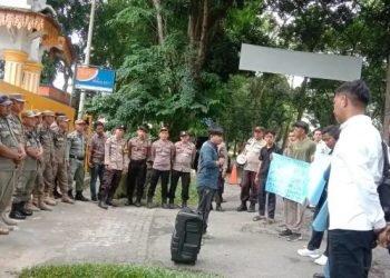 Massa Pema-La berunjuk rasa di kantor Bupati Langkat tuntut pencopotan direktur RSUD Tanjung Pura. 