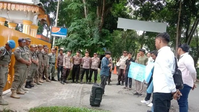 Massa Pema-La berunjuk rasa di kantor Bupati Langkat tuntut pencopotan direktur RSUD Tanjung Pura. 
