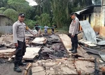 Personel Polsek Barumun Tengah mengecek ke lokasi kebakaran. 
