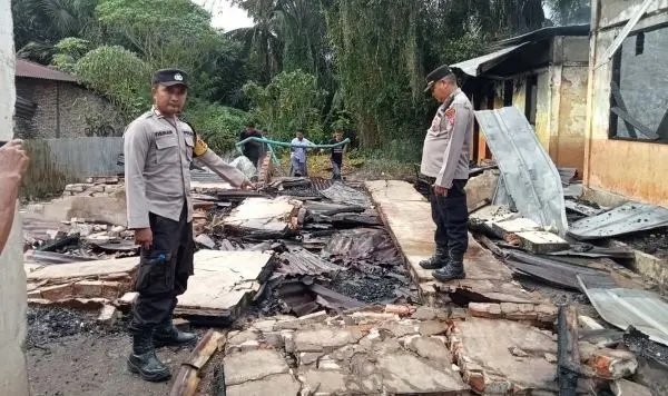 Personel Polsek Barumun Tengah mengecek ke lokasi kebakaran. 