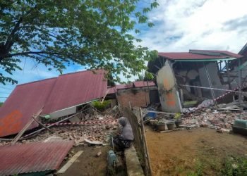 Bangunan roboh pascagempa bumi berkekuatan magnitudo 6,3 di Kota Bengkulu, Bengkulu, Jumat (23/5/2025). 