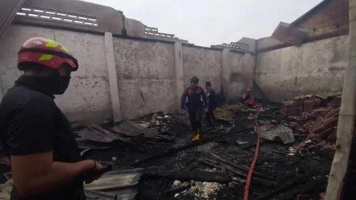 Gudang Satria Binjai rata dengan tanah setelah terbakar.