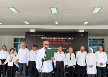 Pernyataan sikap dibacakan secara langsung oleh Guru Besar Fakultas Kedokteran USU Prof Dr dr Guslihan Dasa Tjipta SpA(K), di pendopo FK USU yang turut dihadiri para guru besar, dosen, serta civitas FK USU, Selasa (20/5/2025). 