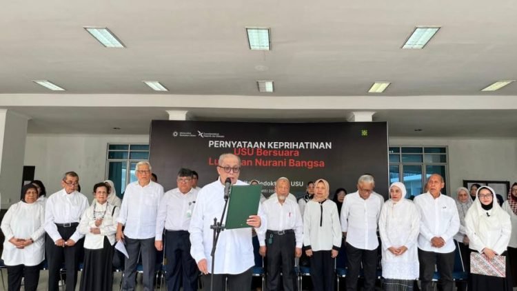 Pernyataan sikap dibacakan secara langsung oleh Guru Besar Fakultas Kedokteran USU Prof Dr dr Guslihan Dasa Tjipta SpA(K), di pendopo FK USU yang turut dihadiri para guru besar, dosen, serta civitas FK USU, Selasa (20/5/2025). 