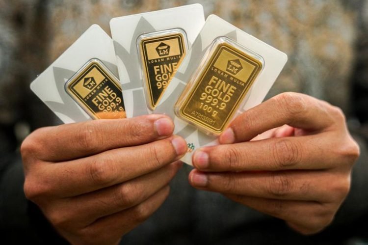 Harga emas Antam hari ini turun Rp12.000 per gram.