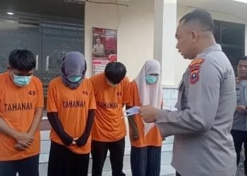 Empat tersangka saat diinterogasi polisi. 