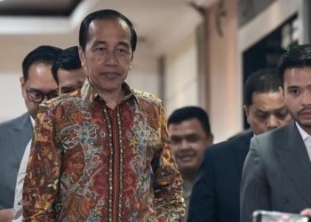 Momen Jokowi membuat laporan terkait dugaan ijazah palsu. 