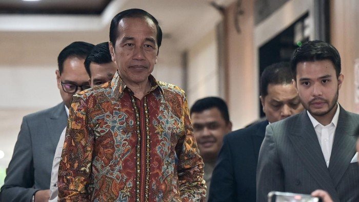 Momen Jokowi membuat laporan terkait dugaan ijazah palsu. 