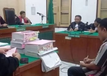 Terdakwa Polmudi Sagala dan terdakwa Hanson Einstein Siregar mendengarkan tuntutan JPU.