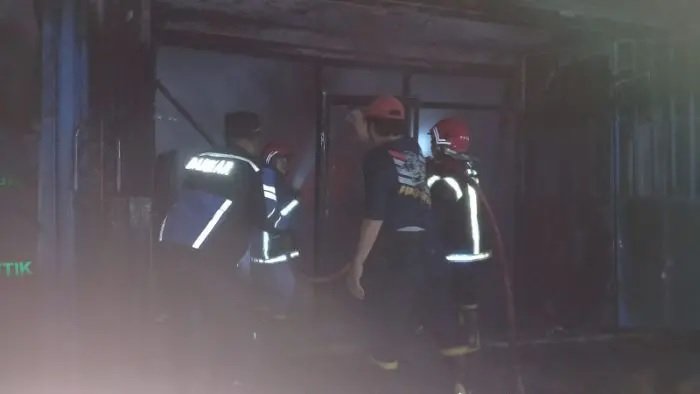 Petugas Damkar Pematangsiantar saat memadamkan api yang membakar tiga ruko di Kecamatan Tapian Dolok, Kabupaten Simalungun. 