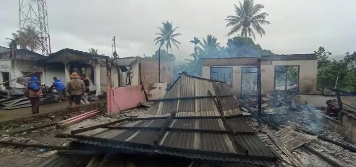 Api menghanguskan tiga rumah di lokasi kejadian. 