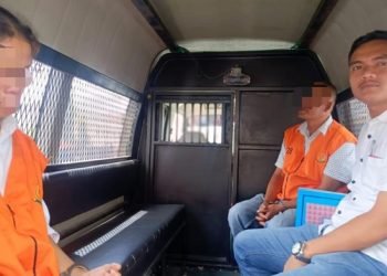 Kedua tersangka saat diserahkan ke kejaksaan. 