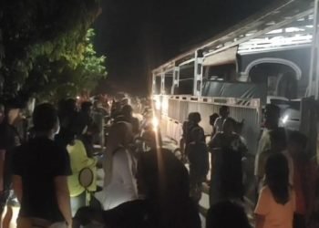 Kondisi saat warga menggeruduk rumah Kades.