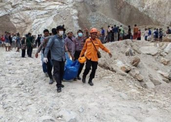 Lokasi longsor di area tambang galian C Gunung Kuda, Kabupaten Cirebon, dipasangi garis polisi. 