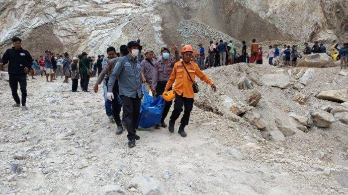 Lokasi longsor di area tambang galian C Gunung Kuda, Kabupaten Cirebon, dipasangi garis polisi.