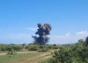 Asap membumbung akibat ledakan detonator dalam pemusnahan amunisi kedaluwarsa milik TNI AD di pantai Sagara, Kecamatan Cibalong, Kabupaten Garut, Jawa Barat, Senin (12/25/2025). 