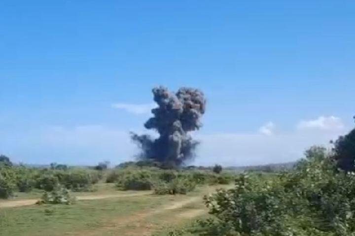 Asap membumbung akibat ledakan detonator dalam pemusnahan amunisi kedaluwarsa milik TNI AD di pantai Sagara, Kecamatan Cibalong, Kabupaten Garut, Jawa Barat, Senin (12/25/2025). 