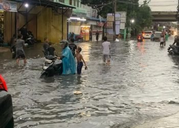 Jalan Garuda Raya, Perumnas Mandala, Medan Denai digenangi air sekitar 50 cm.