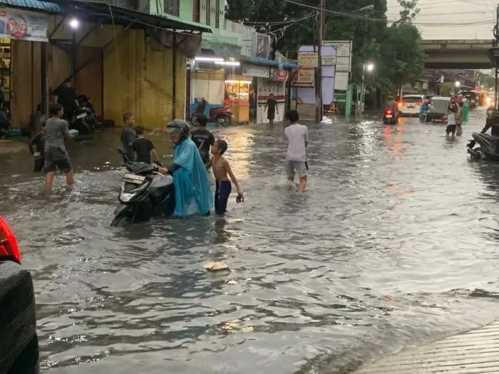 Jalan Garuda Raya, Perumnas Mandala, Medan Denai digenangi air sekitar 50 cm.