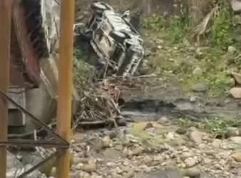 Satu unit mobil terjun bebas setelah jembatan yang dilaluinya ambruk di Kecamatan Namorame, Kabupaten Deli Serdang. 