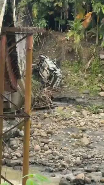 Satu unit mobil terjun bebas setelah jembatan yang dilaluinya ambruk di Kecamatan Namorame, Kabupaten Deli Serdang. 