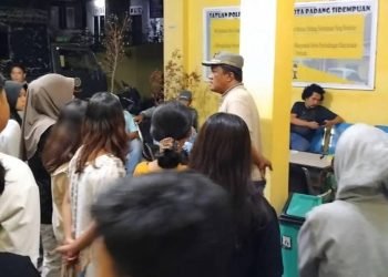 Kasat Pol PP Kota Padangsidimpuan H Zulkifli Lubis saat mendata sejumlah muda - mudi yang terjaring di beberapa titik di Padangsidimpuan. 