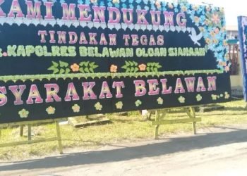 Papan bunga yang menghiasi Mapolres Pelabuhan Belawan sebagai bentuk dukungan atas tindakan Kapolres AKBP Oloan Siahaan yang kini dinonaktifkan.