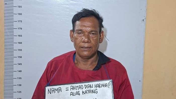Pelaku Ahmad Harahap saat diamankan di kantor polisi. 